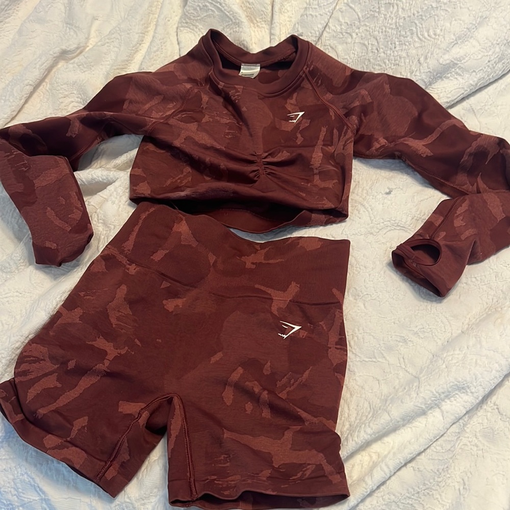 Gym shark shorts and long sleeve crop top size small